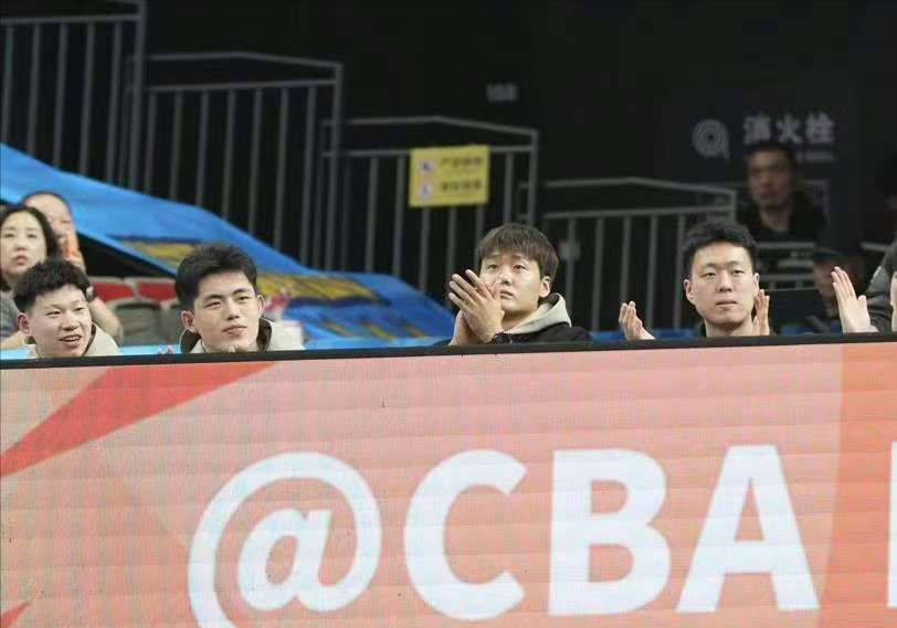 下载开云-许利民怒批球员摆大牌！赛后整顿更衣室，怒批一人不是周琦而是他